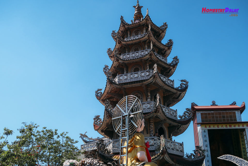 Bảo tháp chùa Ve Chai Linh Phước
