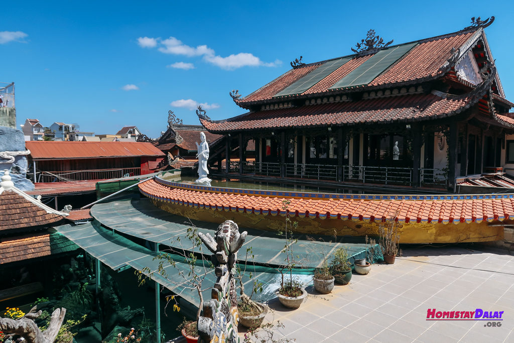 Phòng tiếp khách chùa Ve Chai