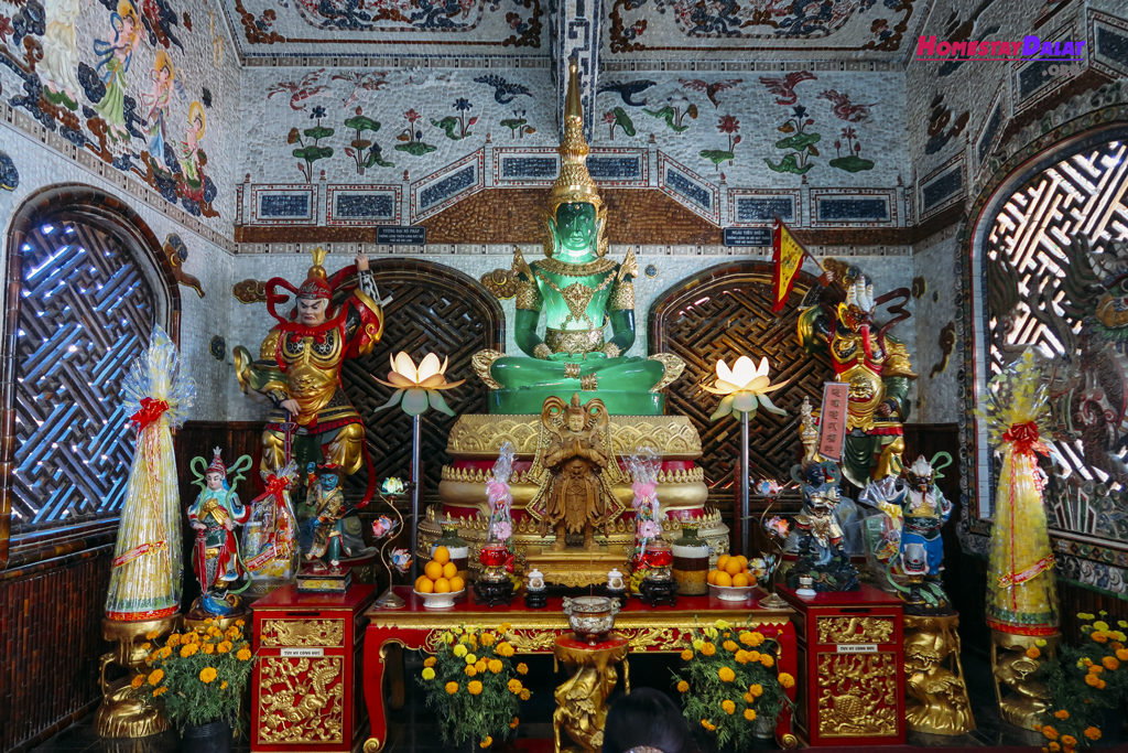 Tượng Phật bằng ngọc ở chùa Ve Chai Linh Phước