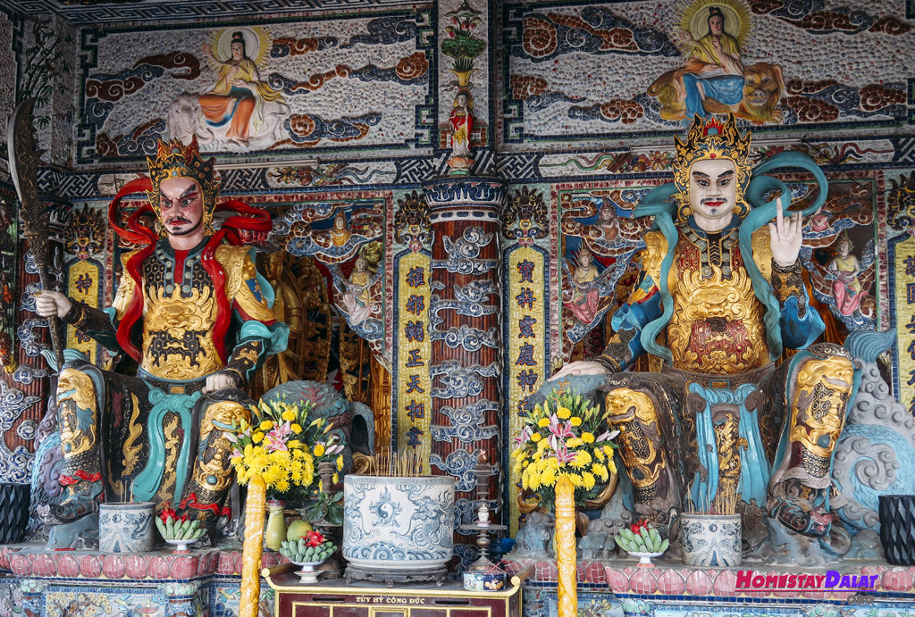 Tượng Thần thờ trong chùa Ve Chai