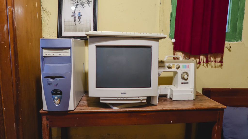 Máy tính cũ phong cách cổ được bày trí